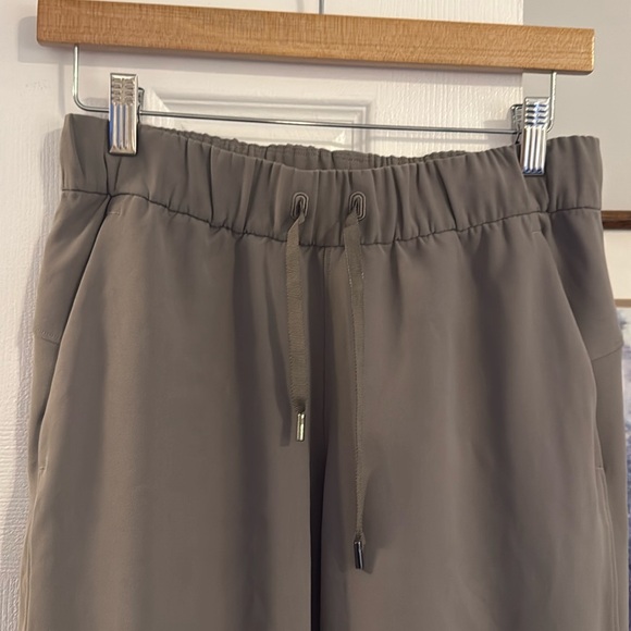 Lululemon - Medium Rise On the Fly Jogger - Stone Gray - Picture 2 of 6